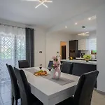 Bozac In Cukrici - Haus Fuer 6 Personen Svetvinčenat