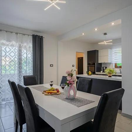 Bozac In Cukrici - Haus Fuer 6 Personen Svetvinčenat
